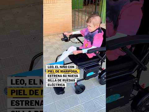 El niño con piel de mariposa estrena su nueva silla de ruedas eléctrica #shorts