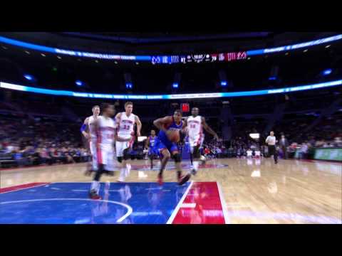 Ronald Roberts Takes It Strong to the Rack