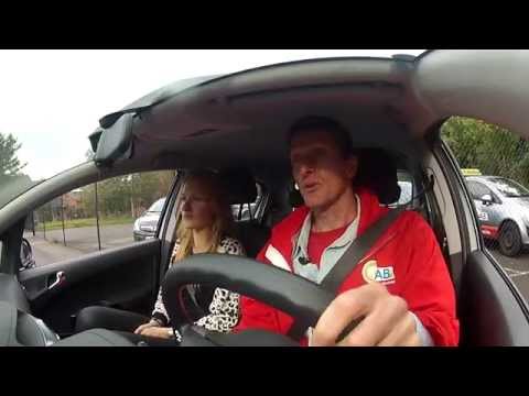 MNM: Rijles 3 - DJ Dorianne leert draaien in een straat