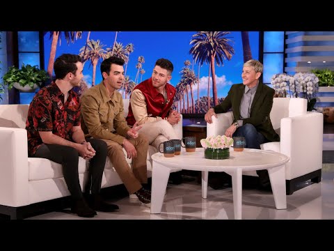 ジョナス兄弟は、彼らのバイラルTikTokのためにカーダシアンズになることについて (Jonas Brothers on Becoming the Kardashians for Their Viral TikTok)