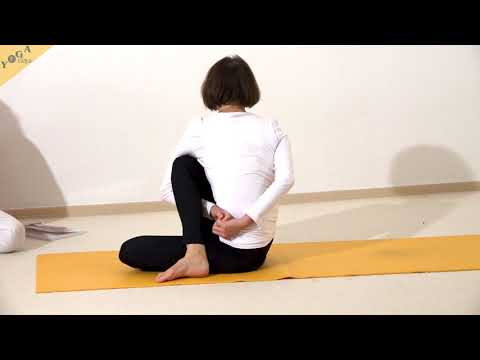 Drehsitz mit verschränkten Fingern - Yoga Asana Lexikon