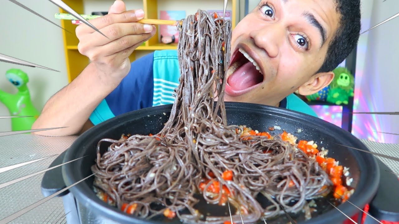 Watch Now PROVANDO O MACARRÃO PRETO FEITO COM FEIJÃO PROVANDO O MACARRÃO PRETO FEITO COM FEIJÃO