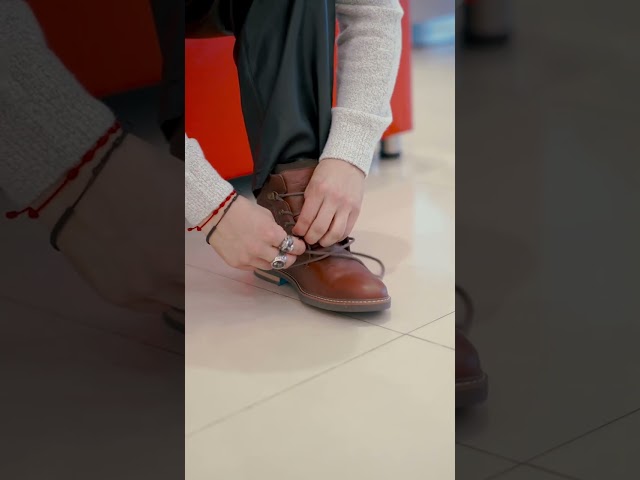 Vídeo relacionado con Botines para hombre, botas de cuero altas, hechas a mano, puntadas, botas hasta el tobillo, modernas, elásticas, zapatos descalzos, tallas grandes, botas con cordones, cómodas botas cortas con soporte