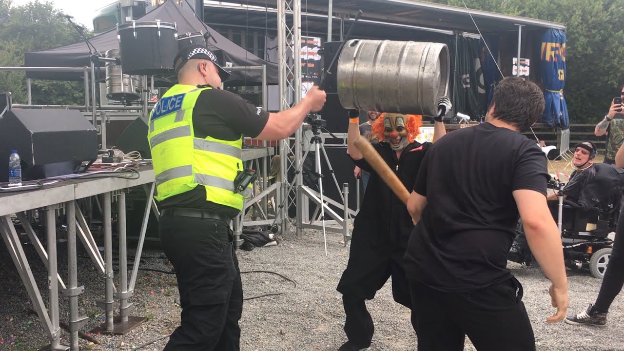 Policeman joins Slipknot cover band Slipknowt as they play Duality at Sixfields Rock Festival 2017 - YouTube