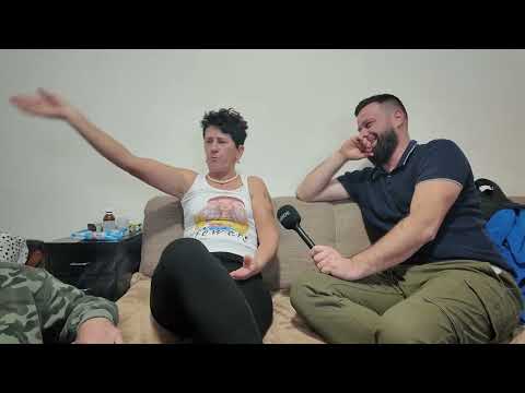 Kad ja pogledah, mom Edi konobarica sjedi u krilu😀🤦