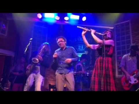 Bossacucanova e Simoninha - Essa Moça