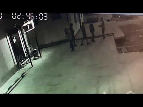 В Якутске трое парней избили и ограбили посетителя бара