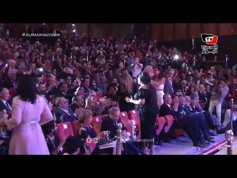 وسط تصفيق وصراخ.. فيفي عبده تحي الحضور في مهرجان الإسكندرية السينمائي