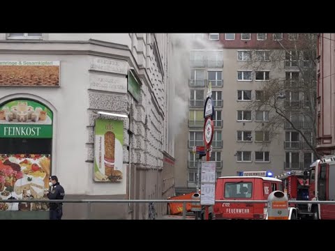Brand in Wohnhaus mit Menschenrettung/Feuerwehrgroßeinsatz in Wien