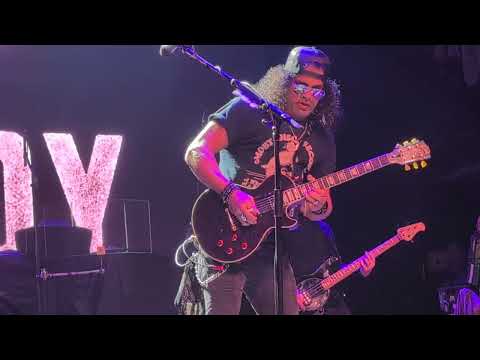 Slash joins Myles Kennedy on stage, House of Blues Anaheim, December 7, 2025