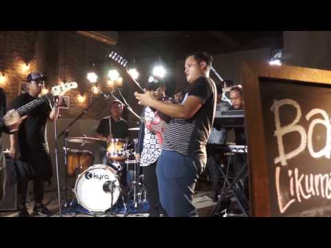 Barry Likumahuwa feat Nikita Dompas perf Aku & Hadirmu at Barry Likumahuwa 10th Anniversary Concert