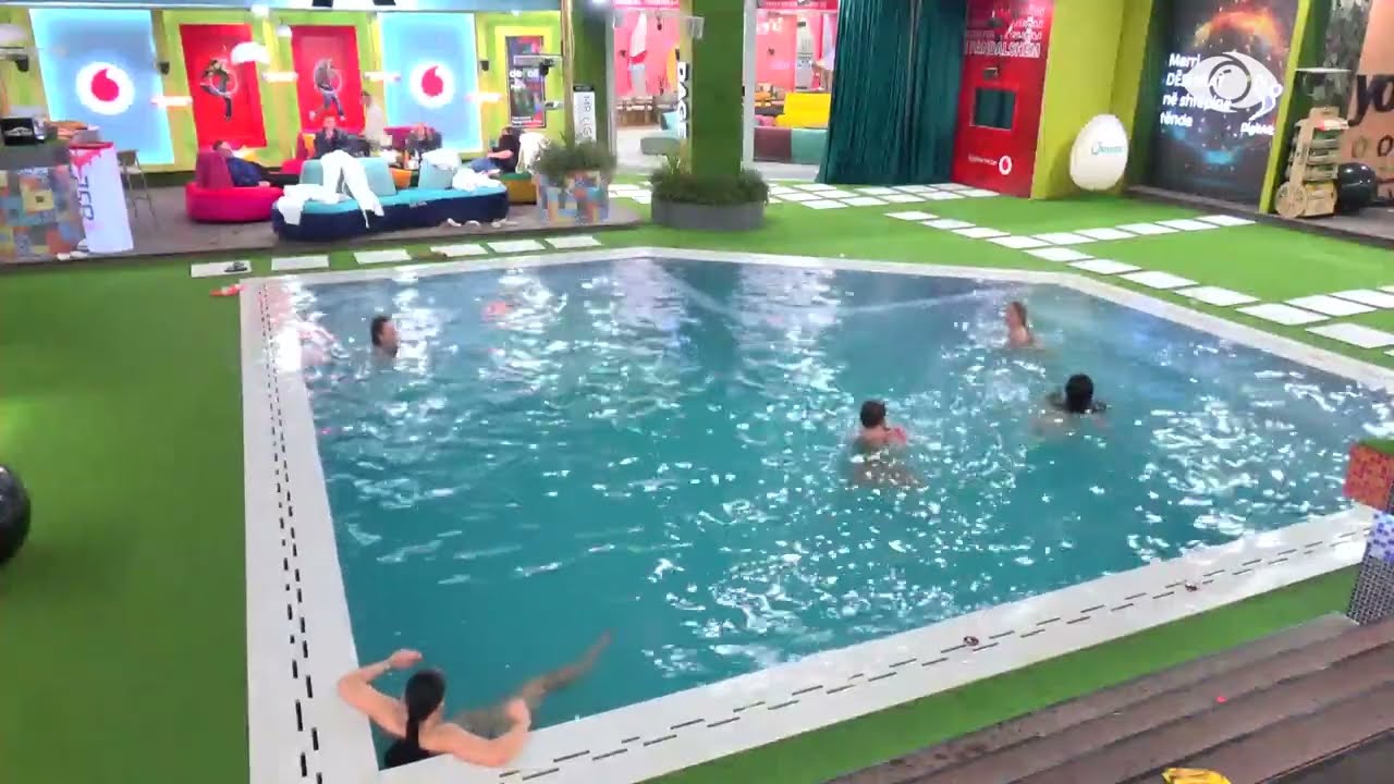 Fationi ‘tundon’ Elvisin, banori heq rrobat dhe zhytet në pishinë