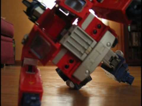 20th Anniversary Optimus Prime Transforms (stop-motion)