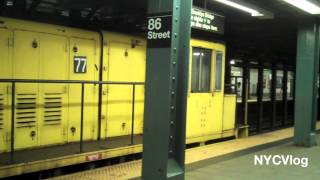 preview picture of video 'Yellow & Black Subway Train - MTA Construction & Maintenance Train - New York City'