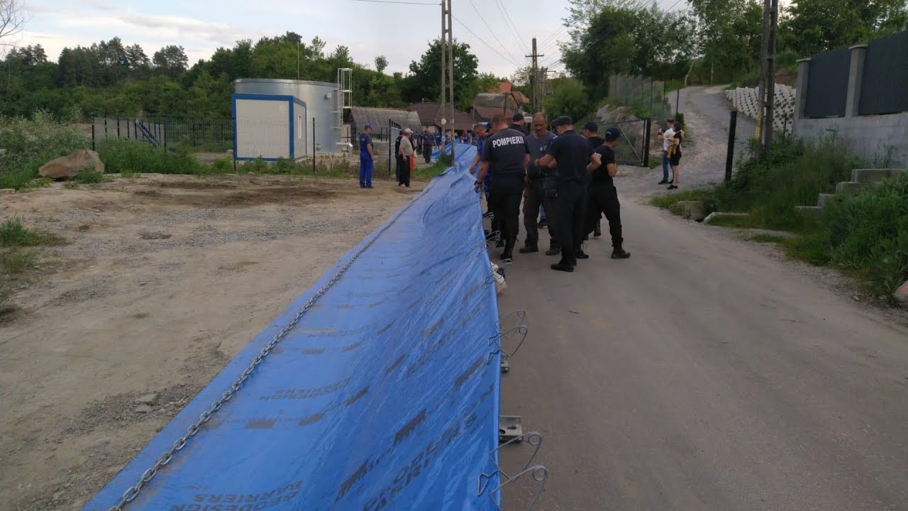 Súlyosbodik a helyzet a parajdi sóbányánál, védőpaneleket telepítenek, homokzsákokat helyeznek ki