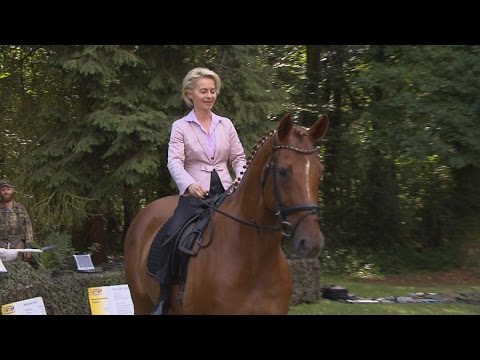 Ursulavon der Leyen - Die Verteidigungsministerin hoch zu Ross