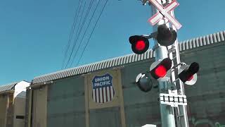 preview picture of video 'CP Goods Train rail-screeching through Streetsville railway crossing'