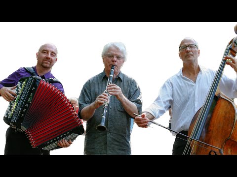 Harry's Freilach spielt "Edna's Nigun" von Edna Nahamias und "Dance of the Souls" von Manny Katz