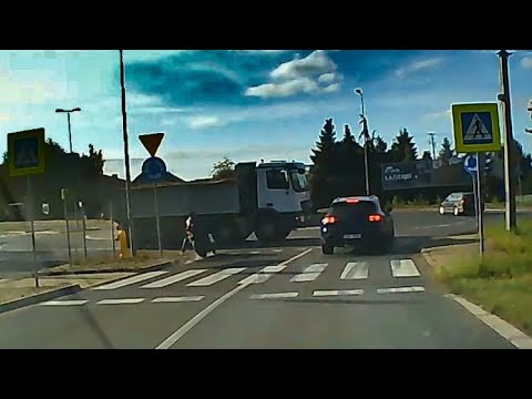 PĘDZĄCY MOTOCYKLISTA W OSTATNIEJ CHWILI ZAUWAŻA, ŻE BĘDZIE MIAŁ PROBLEM