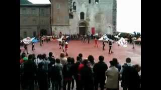 preview picture of video 'Sbandieratori Gubbio 25 aprile 2012'