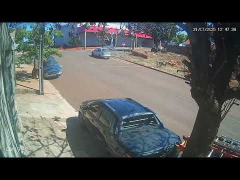 Caminhonete desce sozinha e atinge veículos estacionados no centro da cidade em Lunardelli