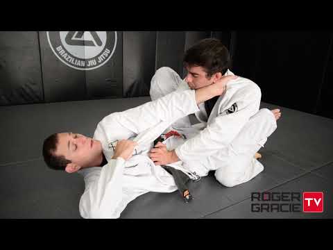 Détail pour finir la clé de bras depuis la garde fermée par Roger Gracie