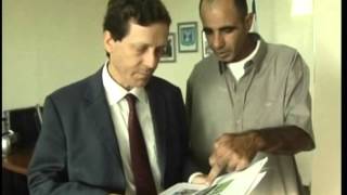 תעודת הוקרה לח"כ בוז'י הרצוב על ידי מנכ"ל כלבים בשירות אנשים