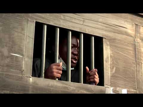 目撃者によると、ナイジェリア警察はレキのデモ隊を殴ったという。 (Nigerian police beat Lekki protesters, according to witnesses)