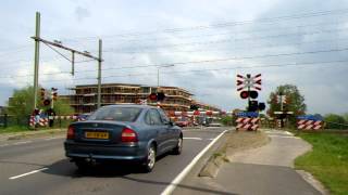 preview picture of video 'Spoorwegovergang Hillegom / Dutch Railroad-/ Level Crossing/ Bahnübergang/ Passage a Niveau'