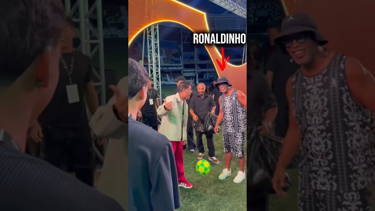 When Ronaldinho Decides to Show Off! Amazing Skills 🪄