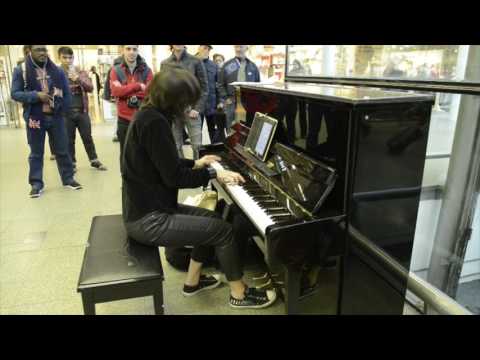 Playing Nothing Else Matters on Elton John's piano at St. Pancras Station - London