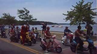preview picture of video 'Amerivespa 2012 in Lake Geneva WI - record-breaking scooter run'