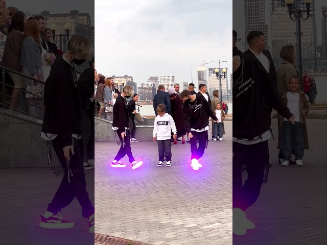 Vídeo relacionado con EULEUY Alfombra de Baile Doble para Niños, con Cuatro Modos de Competición, 8 Pantallas LED, Apto para Niños y Niñas de 3, 4, 5, 6, 7 y 8 Años en Adelante, Cumpleaños y Navidad.