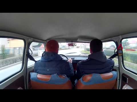 Kocsikázás egy Trabant hátsó ülésén