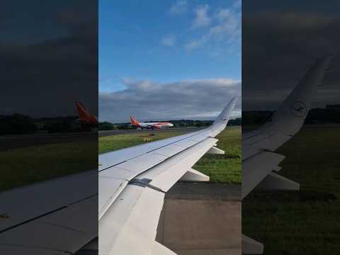Aviões prontos para decolar do Aeroporto de Edimburgo 🛫