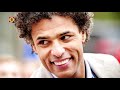 Verslaggever Ronald Sträter eet een frietje met oud-NAC'er Ronnie Stam.