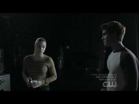 Riverdale 2.18 - Betty and Archie talks. She talks Veronica down.
