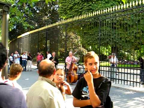 Street musicians outside of Jardin du Luxembourg