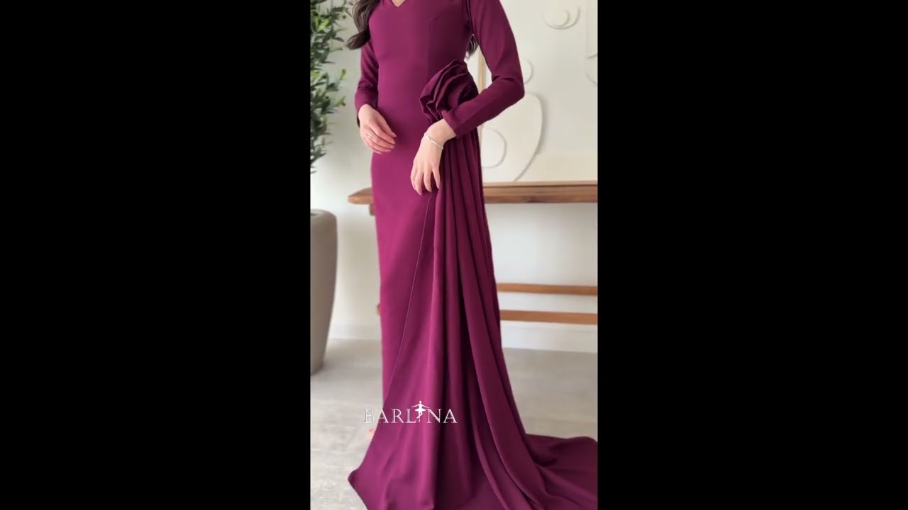 فستان بنفسجي مزين بزهرة جانبية وذيل طويل - L