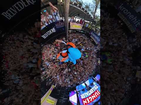 Mit dem Schlauchboot im Menschenmeer @austria_goes_zrce 2023 #agz ​⁠