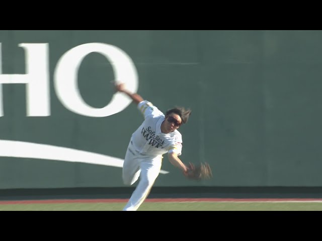 【ファーム】ホークス・桑原秀侍 レフト前に落ちそうな打球をランニングキャッチでアウトに!!  2024年8月17日 福岡ソフトバンクホークス 対 阪神タイガース