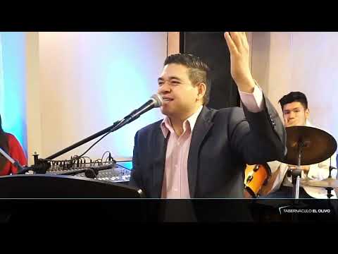 La bestia entrando  La Novia saliendo