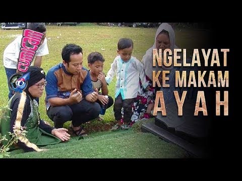 Ngelayat, Denny Cagur Lakukan ini Pada Makam Ayahnya - Cumicam 14 Agustus 2017