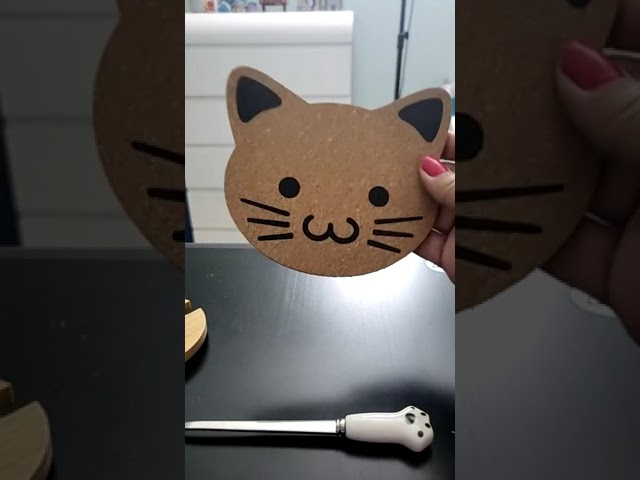 Vídeo relacionado con BigNoseDeer Taza de gato Linda Taza de café de cerámica con tapa de gatito 3D Cuchara de acero inoxidable, Novedad Copa de la mañana Leche de té Taza de Navidad 380ML