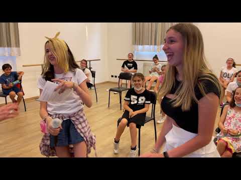 Alle prove: Lara fa "La bulla" e Chiara fa "Julie" 😲