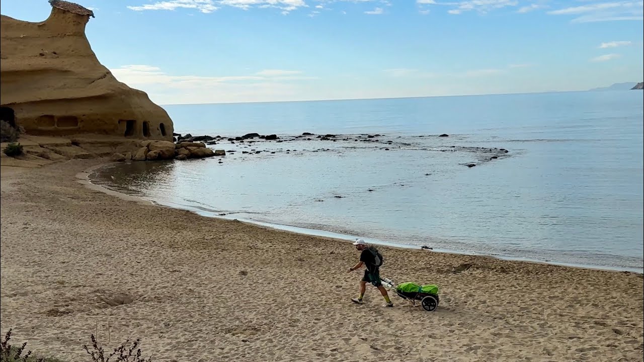 Hoy ha llegado a Águilas David Giménez Ramos que está dando la vuelta a la Península Ibérica andando con "El Reto de David"