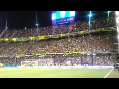 "En el barrio, de la Ribera, Lo sigo a Boca, a donde seaâ™ª" Barra: La 12 &bull; Club: Boca Juniors
