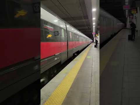 Frecciarossa 9422 arriving into Bologna Centrale heading to Venezia S. Lucia right on time.