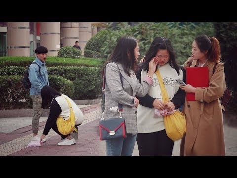 胖女孩表白男生，結果遭嫌棄辱罵，路人們的做法太暖心了！