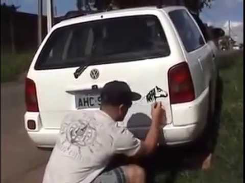 Pegou no flagra rabiscando o carro